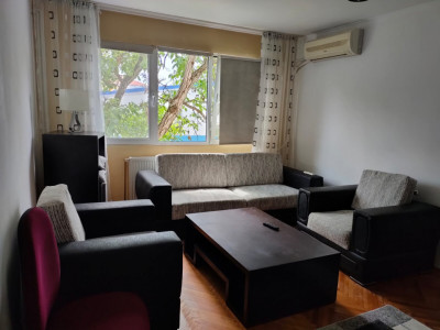 Apartament cu 3 camere, zona Medicină