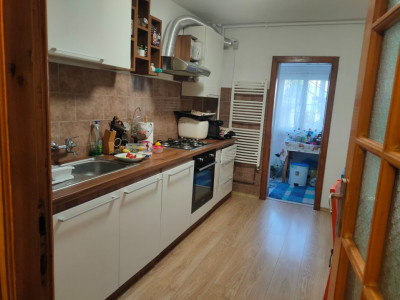 Apartament cu 3 camere decomandat, zona Mircea cel Bătrân