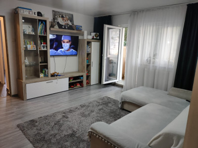 Apartament cu 3 camere, în zona Lipovei