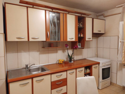 Apartament DECOMANDAT la parter,cu 3 camere in zona Girocului.CENTRALA PROPRIE. 